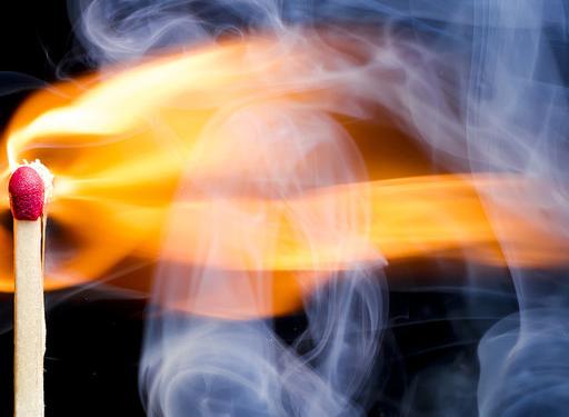 احتراق عود الكبريت يعتبر