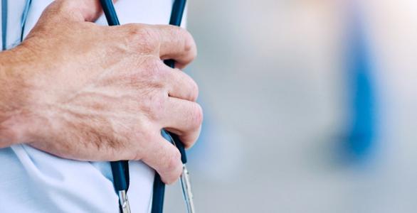 اسم من اول من اطلق على الاطباء لقب دكتور من 8 حروف