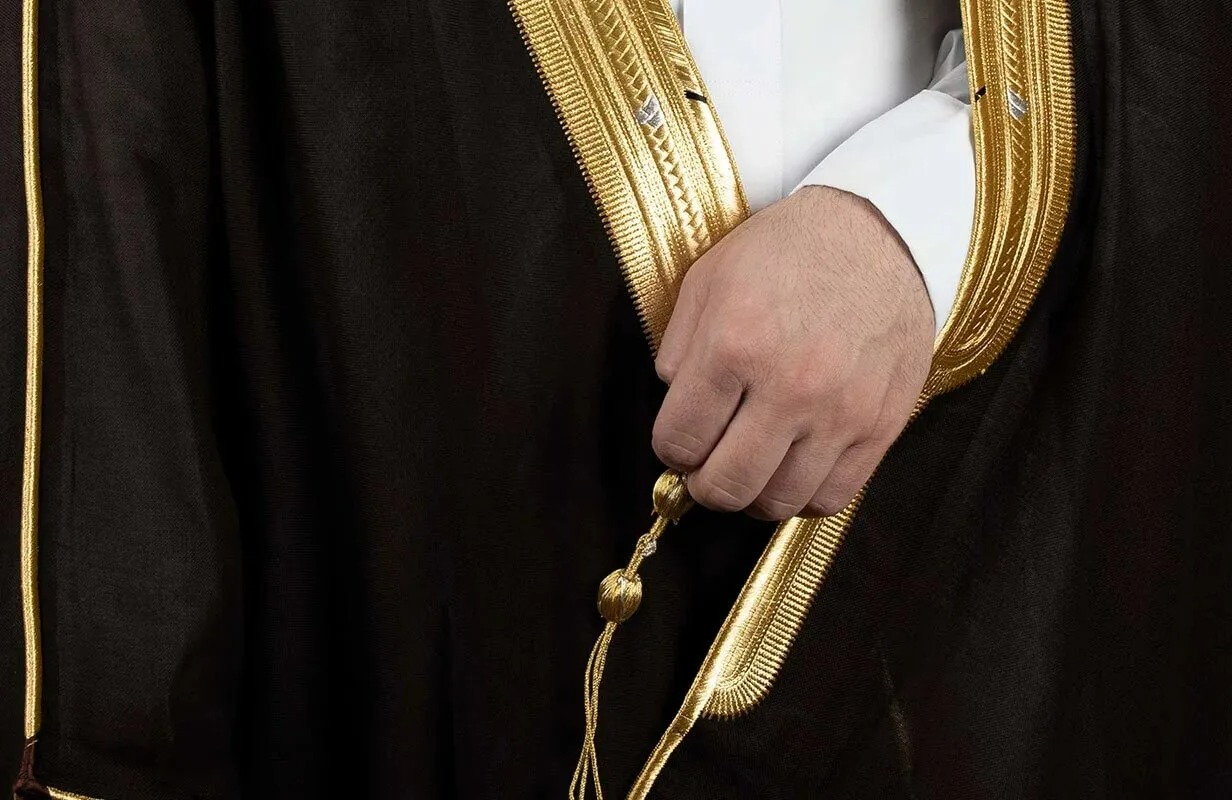 تفسير حلم رؤية البشت الأسود في المنام للرجل والعزباء – موقع نظرتي بالتفصيل